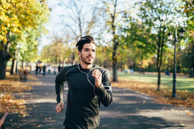 ジョギングする人のイメージ