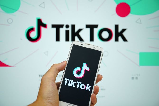 スマホ画面に映る短編動画アプリ「TikTok（ティックトック）」のロゴマークと同アプリのホームページ＝2020年8月14日、東京都中央区