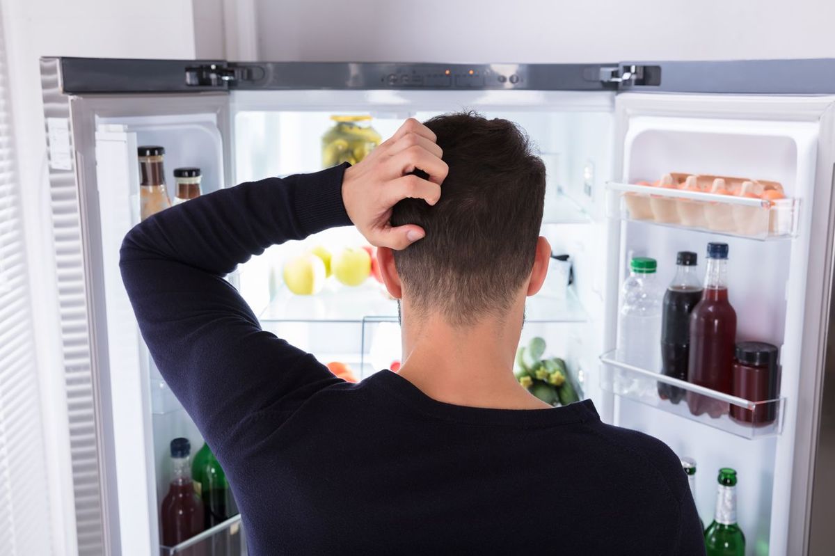 冷蔵庫で食べ物を見ている人