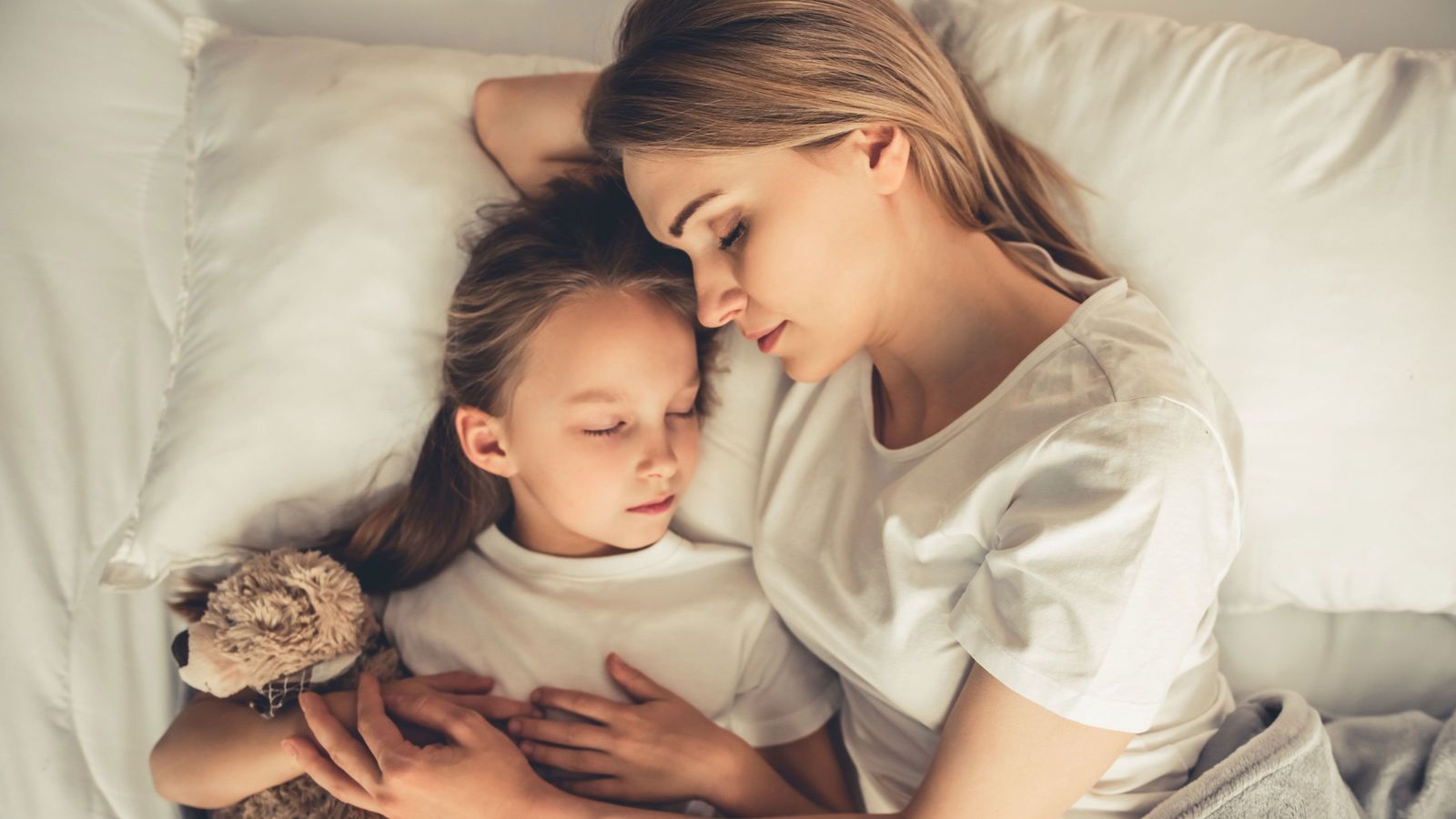 Mom and her daughters. Молодая и красивая приснилась мама. Bedtime девочка. Мама с дочкой спят красивые фото.