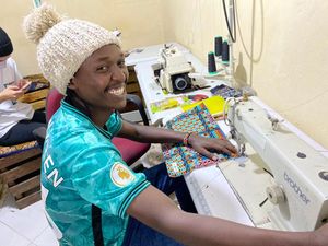 現在のウィリアムさんのアトリエ。ミシンは5台に増えた