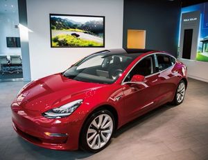 テスラが開発した電気自動車「モデル3」。