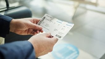 ファーストクラスを予約したのに"高速バス"が来た…日本なら即炎上､海外紙が報じた｢7万円の航空券｣の罠