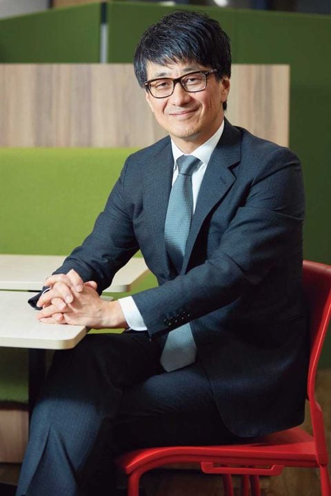 モノタロウ会長・鈴木 雅哉 1975年、埼玉県生まれ。98年、立教大学社会学部社会学科卒業後、住友商事入社。2000年、モノタロウに出向。06年、株式上場と同時に住友商事に戻るも楽天に転職。07年、モノタロウに入社。12年就任の社長を経て24年より現職。