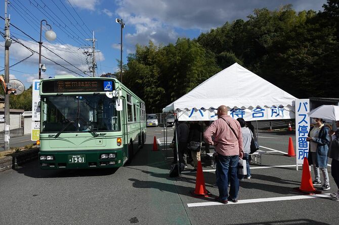 金剛バスが毎月28日に行われる「瀧谷不動尊」縁日に合わせて走らせている臨時バス。年内廃止が濃厚となっている