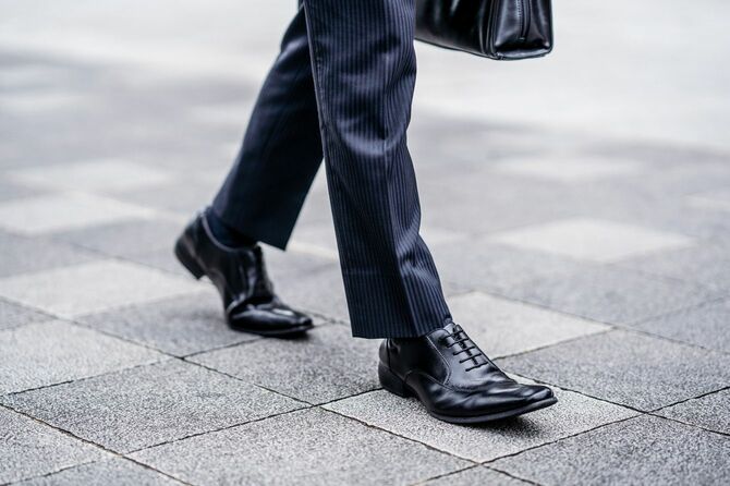 歩くビジネスマンの革靴
