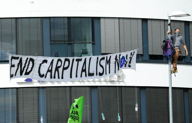 「今こそ資本主義を終わらせよう！」と書いた横断幕
