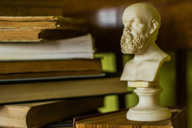 有名な反ギリシャの哲学者ソクラテスのアラバスターの姿は、知恵を表す本の上に立っています