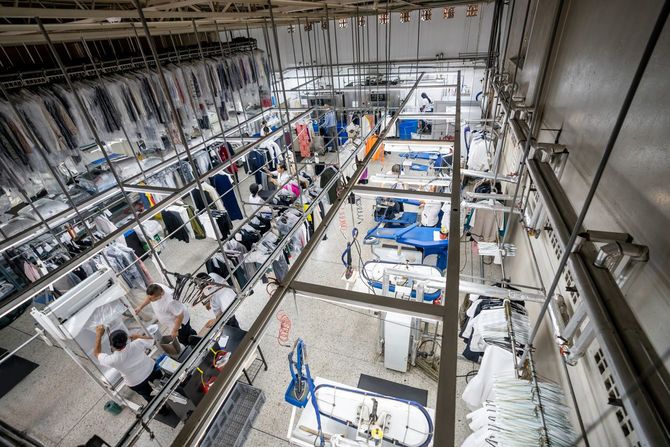 産業用ランドリーサービスで働く人々