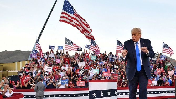 2020年10月18日、ネバダ州のカーソンシティ空港で行われた集会の最後に踊るドナルド・トランプ米大統領。