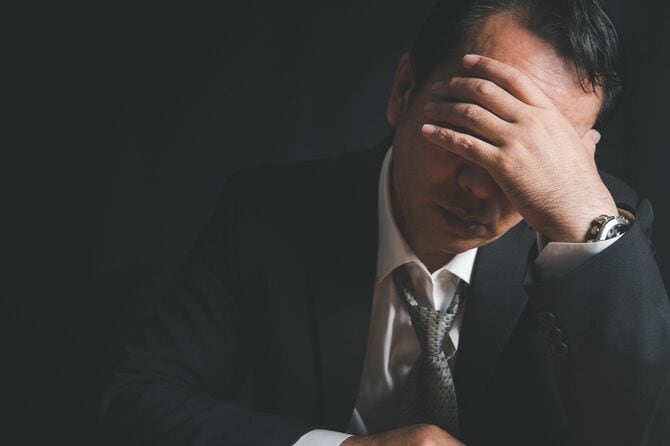 参っている中年男性