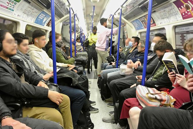 10月半ば現在の地下鉄内風景。マスク着用が義務でも3割程度の人は着用していない。