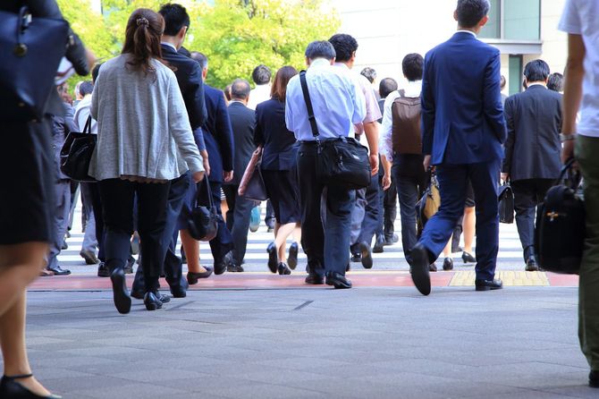 通勤ラッシュ時にオフィスに向かう人々