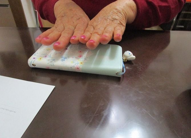 市川さんの妻。ご主人が亡くなり、「ネイルをする余裕が出てきた」と話す。