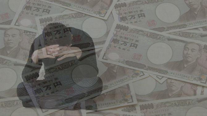 お金のトラブルについて考える人