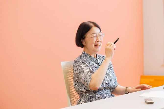 高知大学を卒業後に上京。大学卒業まではずっと人見知りだった。