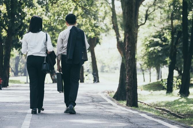 並んで歩く ビジネスマン