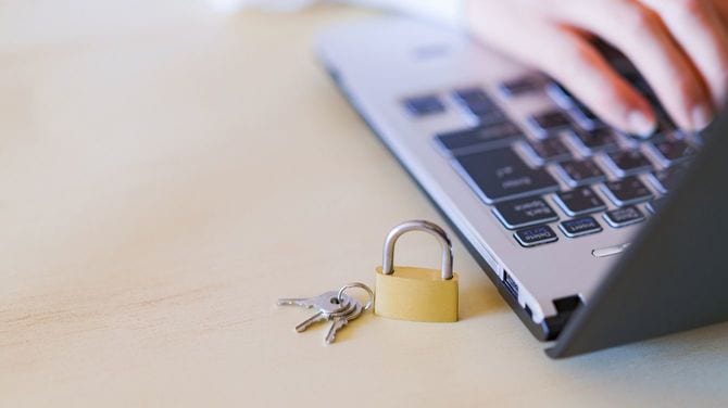 パソコンと南京錠