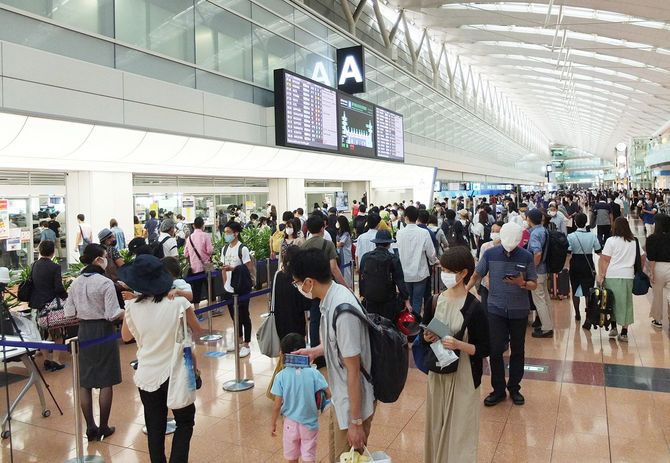 4連休の初日となった19日朝、国内線の利用客で混み合う羽田空港第2ターミナルの出発ロビー
