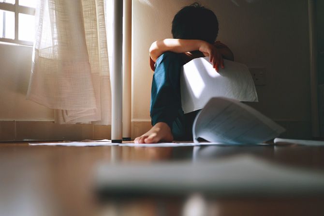 テストの結果が悪く悲しむ子供