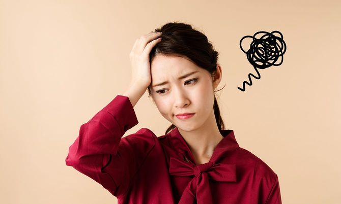 混乱している若い女性