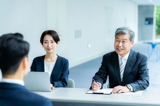 面接を受けるビジネスパーソン