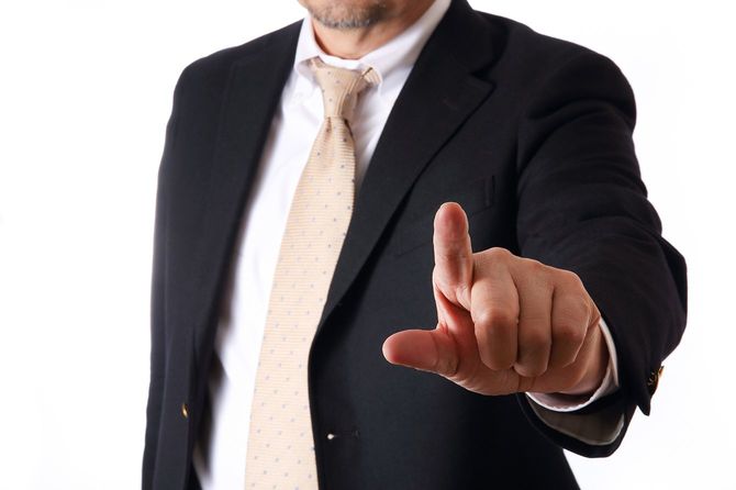 白い背景のアジア系のビジネスマン