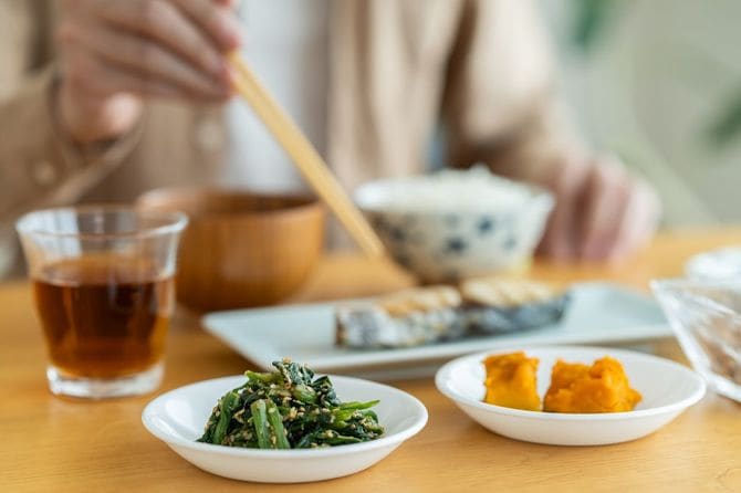 朝食を食べる中年男性