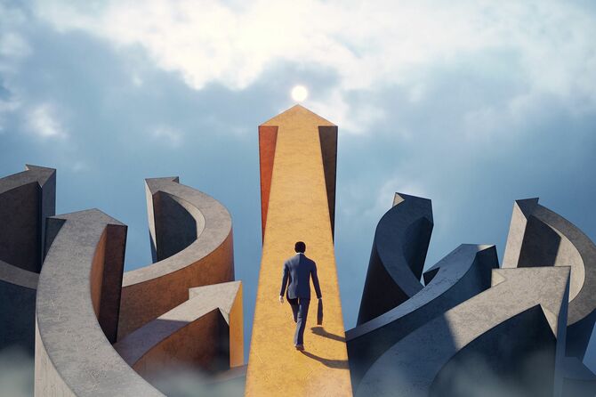 成功へのまっすぐな矢印の道を歩むビジネスマン