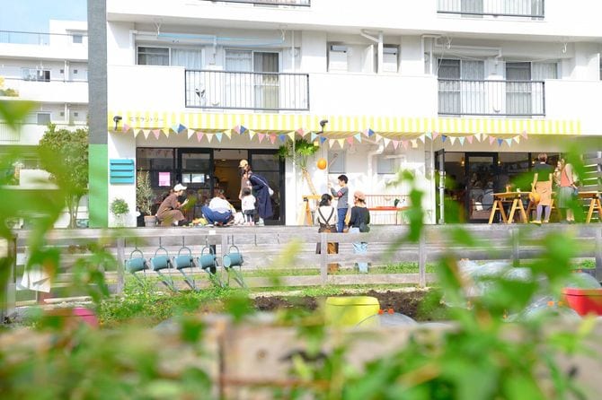 ホシノタニ団地と1階にできた「喫茶ランドリー」