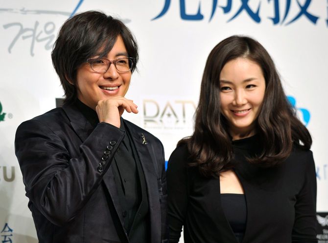 2009年9月29日、アニメ「冬のソナタ」の完成披露会見に出席した韓国の俳優ペ・ヨンジュンさん（左）とチェ・ジウさん（東京都江東区の東京ベイコート倶楽部）