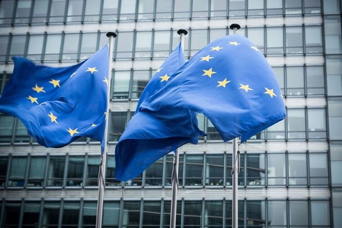 欧州委員会の本部ビルの前に掲げられた欧州連合(EU)の旗