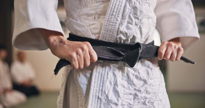 道着の黒帯を締め直す手元