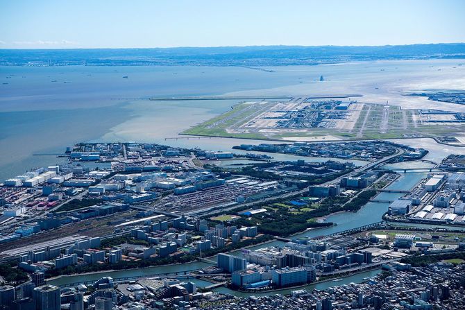 JR東海大井車両基地、JR貨物東京貨物ターミナル周辺より東京国際空港（2019年10月13日、東京都品川区）