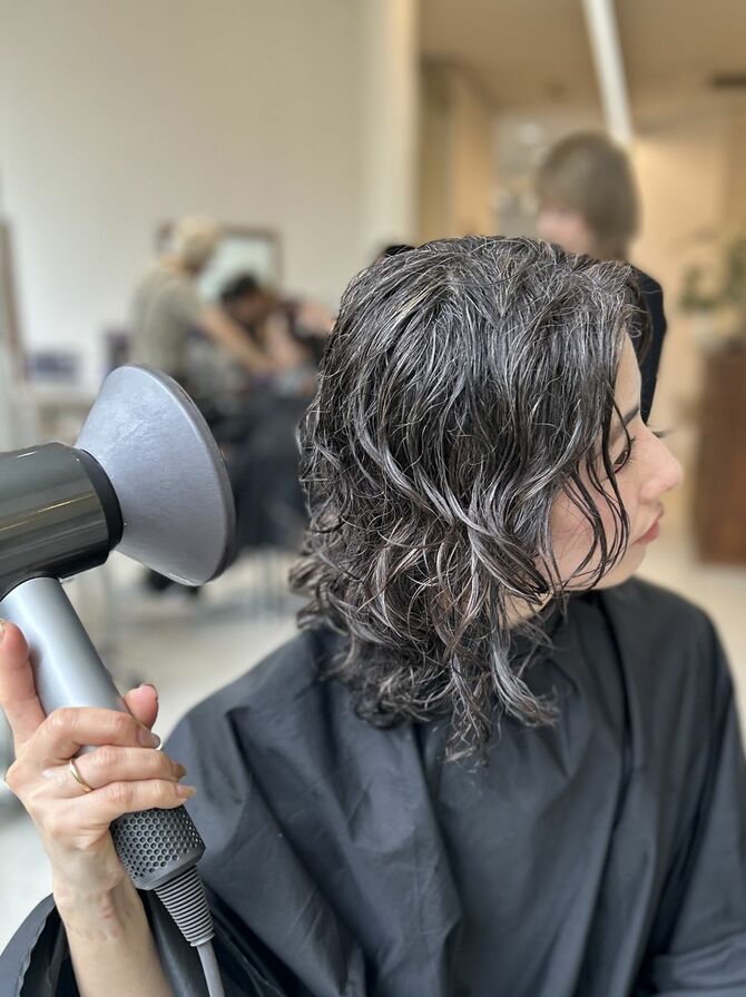 「ディフューザー」付きのドライヤーを使って髪の表面全体を乾かしましょう。