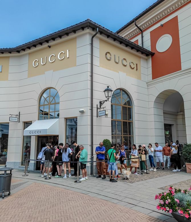 グッチのアウトレットに行列をつくる人々