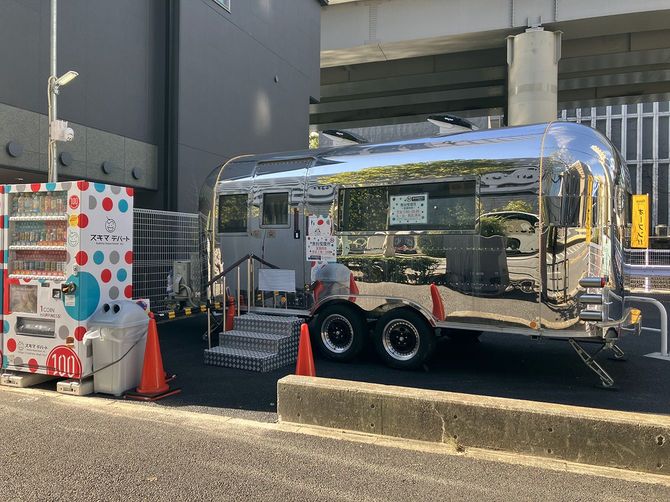 トレーラー型の喫煙スペース。写真は日本橋のもの