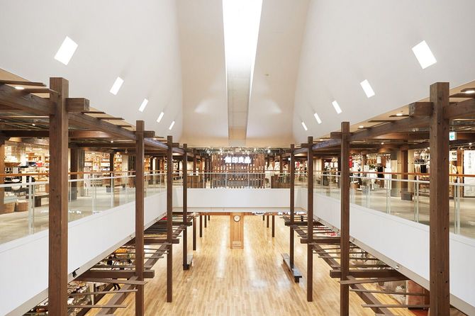 豪雪地域の文化的建築様式である雁木造を共用部に設けた無印良品 直江津の店内