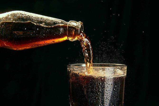 グラスに注がれるコーラ