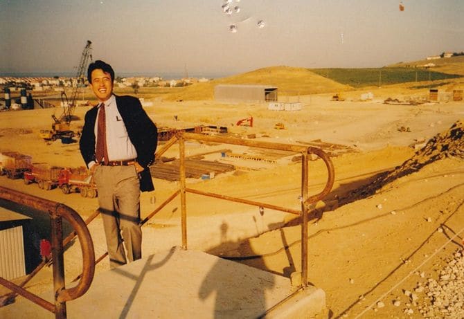 30代当時の大本氏。トルコ・マルマラガス焚きIPP事業の建設現場にて