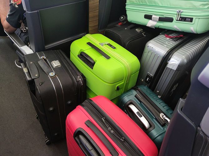 列車内に積み重なったスーツケース