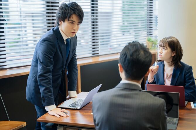 ラップトップで会議を開く3人の男性と女性のビジネスマン