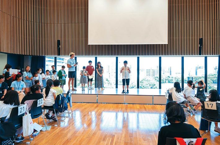 グループの代表1人がステージで発表。最初は恥ずかしがっていた子たちが、「私も、私も」と発表したがるという。