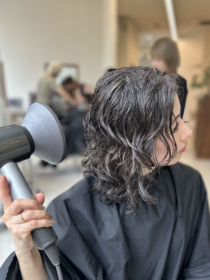 「ディフューザー」付きのドライヤーを使って髪の表面全体を乾かしましょう。