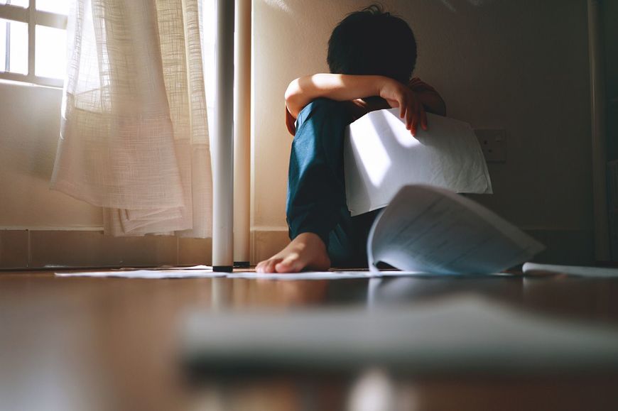 テストの結果が悪く悲しむ子供