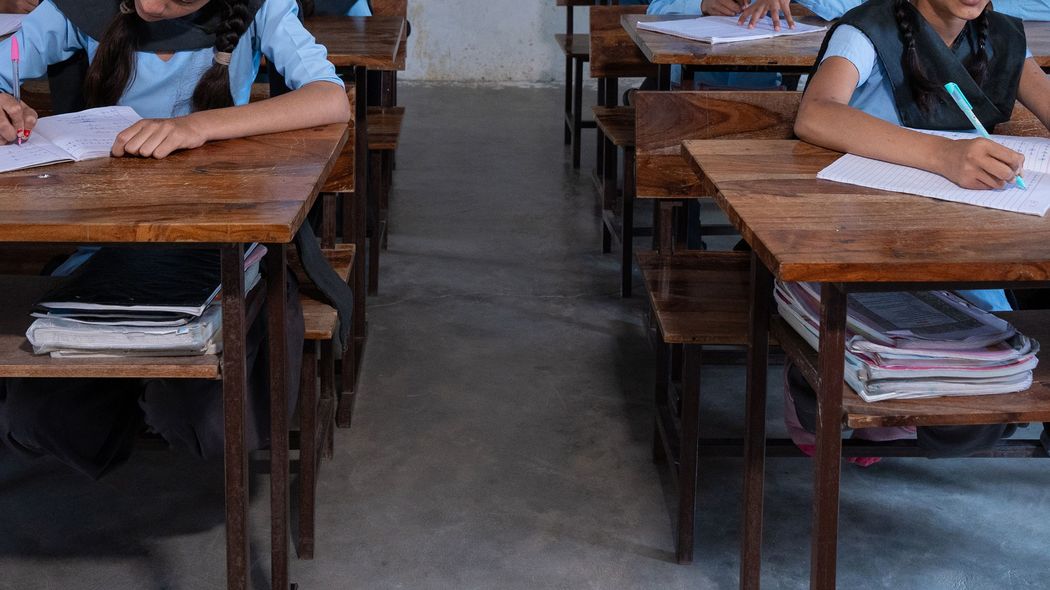 まるでスパイ映画のようなカンニングが横行…世界一過酷なインドの受験で行われているすごい手口 ロープで壁にぶら下がり解答を生徒に手渡す