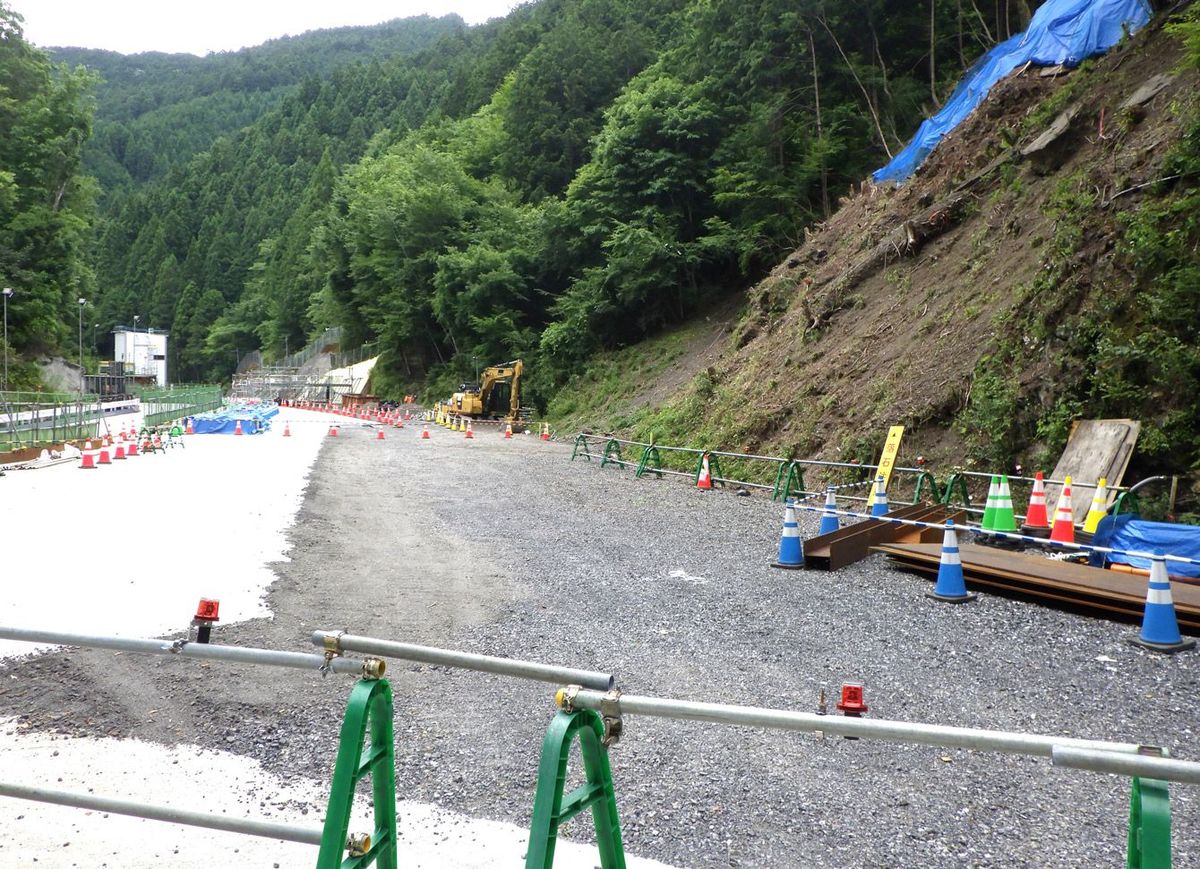 トンネル掘削の準備工事が進む静岡市の県道南アルプス公園線