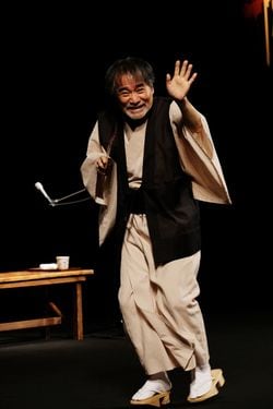 客席に手を振る笑顔の稲川さん