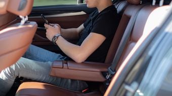 フェラーリでも､テスラでもない…免許も持たないシン富裕層がロールスロイスの後部座席でする"意外な息抜き"