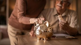 年金は｢遅くもらうほどオトク｣と思ったら間違い…夫婦で210万円の差がつく｢片方繰下げ｣という大正解